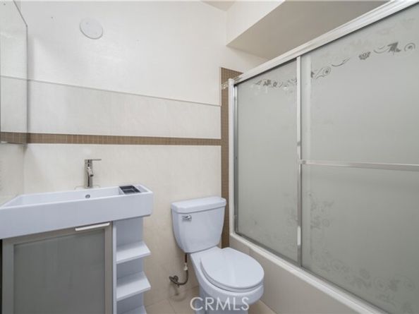 18100 Burbank Boulevard 11, Tarzana (los Angeles) CA 91356