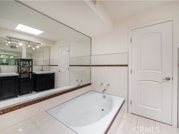 18100 Burbank Boulevard 11, Tarzana (los Angeles) CA 91356