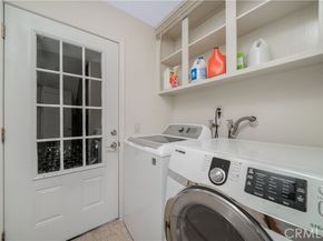 18100 Burbank Boulevard 11, Tarzana (los Angeles) CA 91356