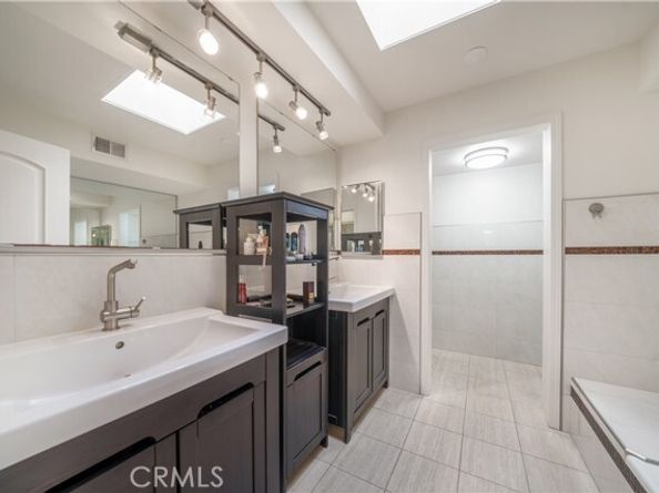 18100 Burbank Boulevard 11, Tarzana (los Angeles) CA 91356