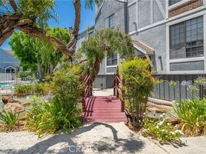 18100 Burbank Boulevard 11, Tarzana (los Angeles) CA 91356