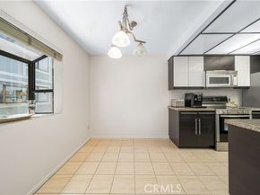 18100 Burbank Boulevard 11, Tarzana (los Angeles) CA 91356