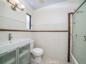 18100 Burbank Boulevard 11, Tarzana (los Angeles) CA 91356