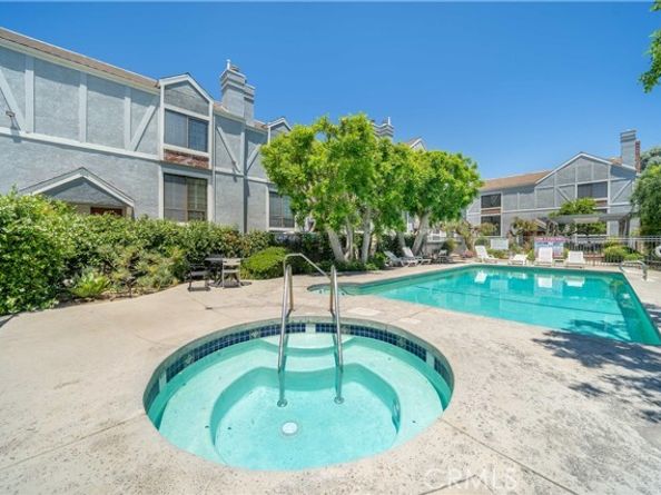 18100 Burbank Boulevard 11, Tarzana (los Angeles) CA 91356