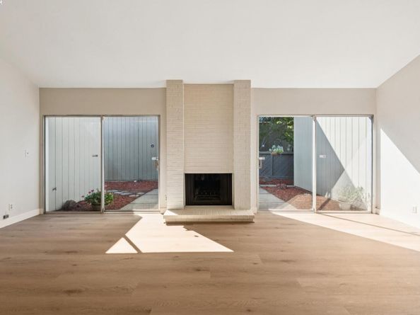 1042 Mangrove Ln, Alameda CA 94502