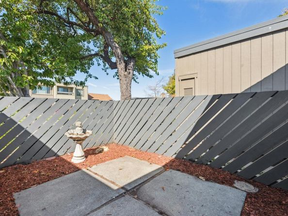 1042 Mangrove Ln, Alameda CA 94502