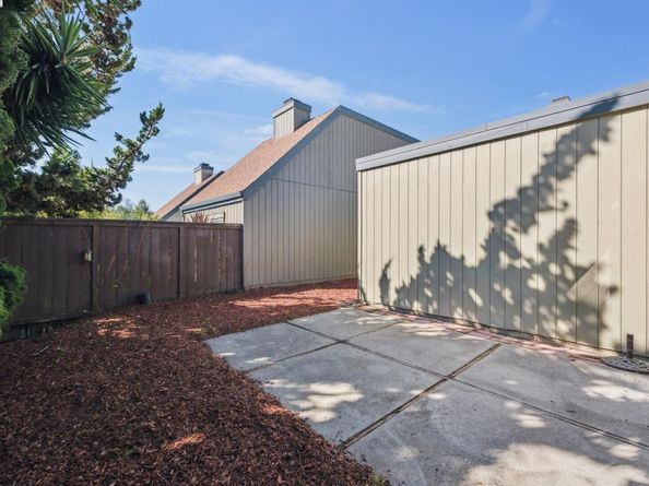 1042 Mangrove Ln, Alameda CA 94502