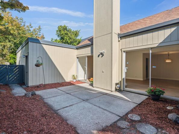 1042 Mangrove Ln, Alameda CA 94502