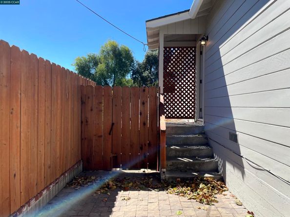 2910 Almond St, Martinez CA 94553