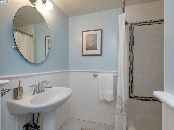 1238 Versailles Ave, Alameda CA 94501