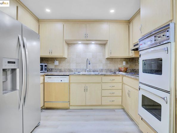 6635 Banning Dr, Oakland CA 94611