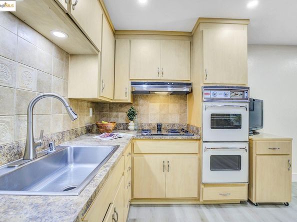 6635 Banning Dr, Oakland CA 94611