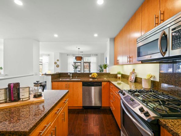 438 W Grand Ave 422, Oakland CA 94612