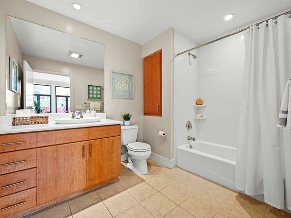 438 W Grand Ave 422, Oakland CA 94612