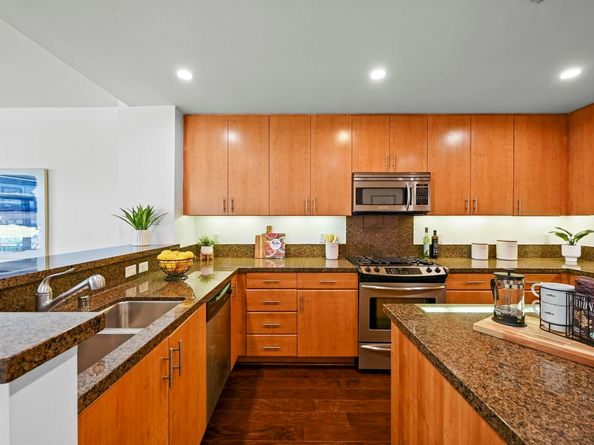 438 W Grand Ave 422, Oakland CA 94612