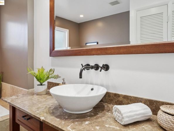 6827 Ridgewood Dr., Oakland CA 94611