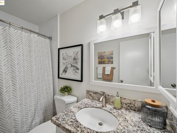 696 Athol Ave 203, Oakland CA 94610
