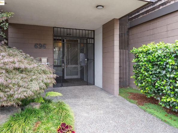 696 Athol Ave 203, Oakland CA 94610
