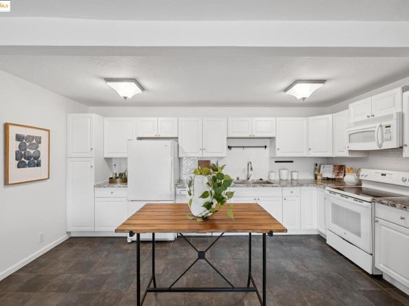 696 Athol Ave 203, Oakland CA 94610