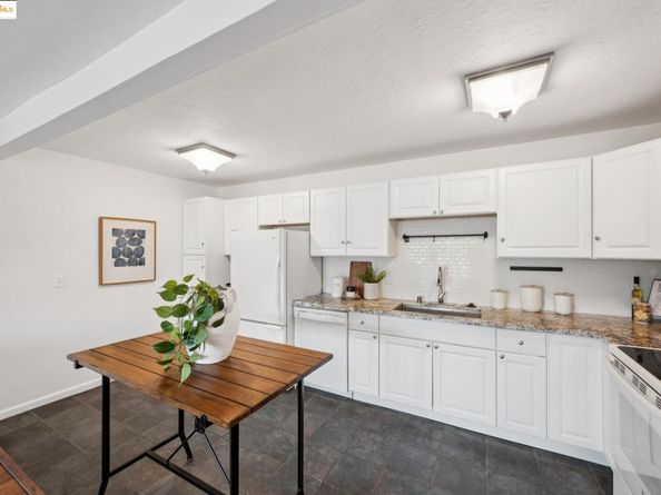 696 Athol Ave 203, Oakland CA 94610
