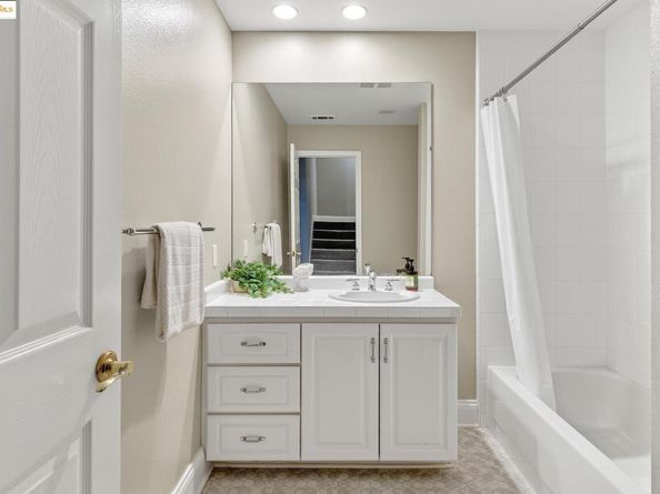 64 Schooner Hl, Oakland CA 94618