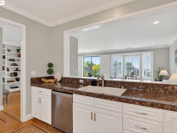 64 Schooner Hl, Oakland CA 94618