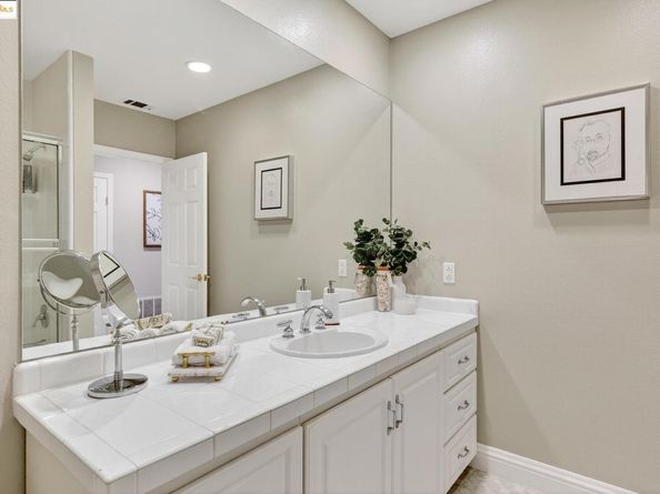 64 Schooner Hl, Oakland CA 94618