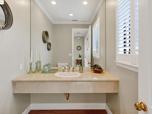 64 Schooner Hl, Oakland CA 94618