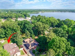 16 Lakecrest Lane, Ronkonkoma NY 11779