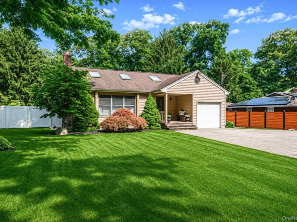 16 Lakecrest Lane, Ronkonkoma NY 11779