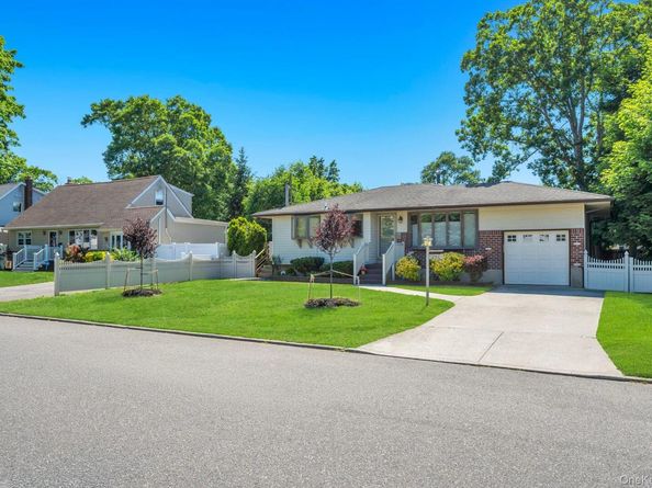 256 W 4th Street, Deer Park NY 11729