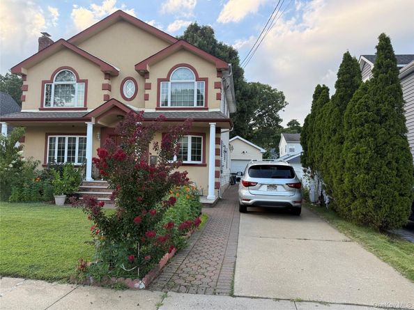 43 Baxter Avenue, New Hyde Park NY 11040