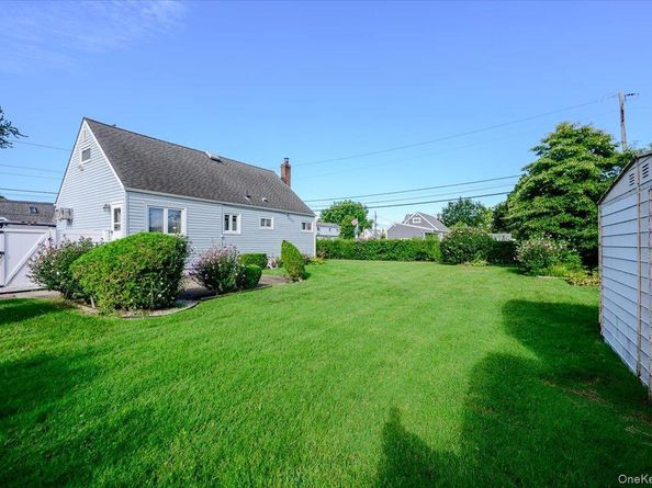 957 N Fulton Avenue, Lindenhurst NY 11757