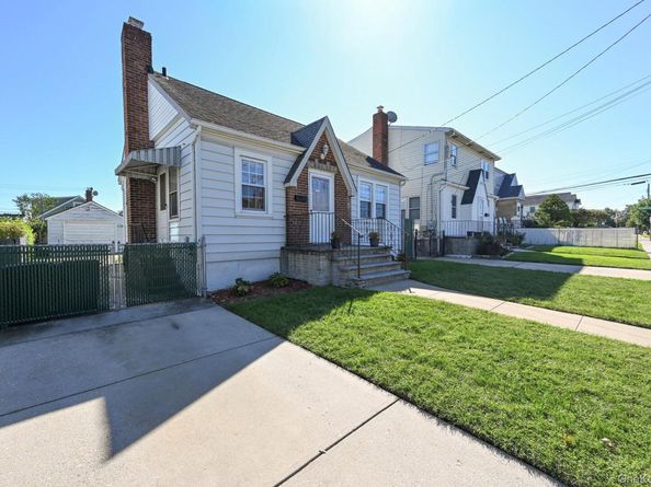 1087 Esther Street, Franklin Square NY 11010