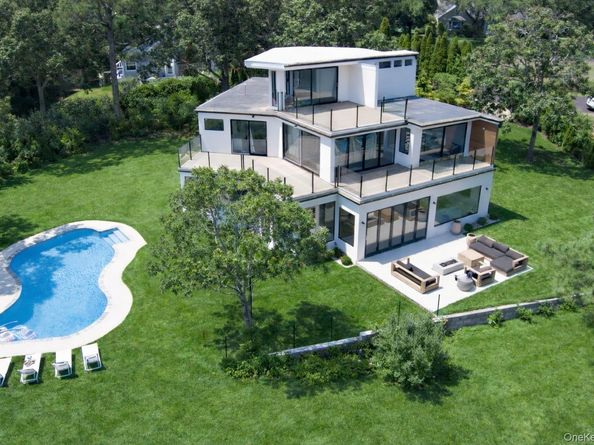 10 Bay View Drive, Hampton Bays NY 11946