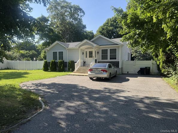 75 Gates Avenue, Central Islip NY 11722
