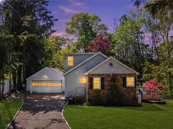 5 Windsor Lane, East Northport NY 11731