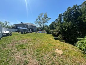 14 Hilton Court, Hicksville NY 11801