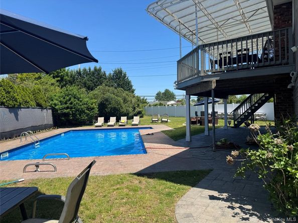 14 Hilton Court, Hicksville NY 11801