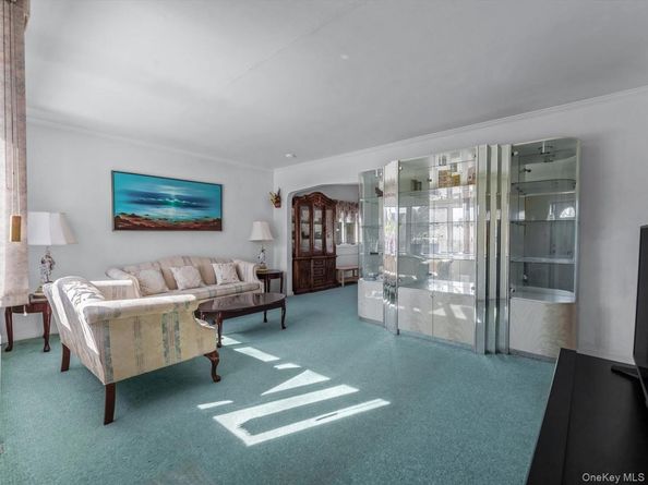 38 Leslie Lane, New Hyde Park NY 11040