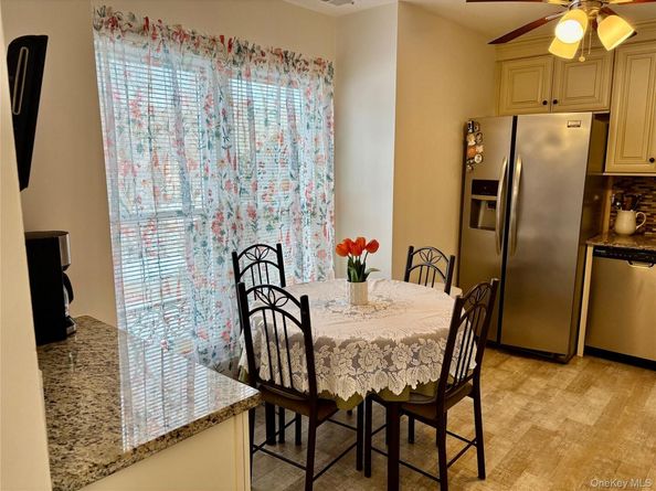 9 Willow Ct 9, Selden NY 11784