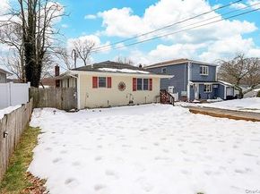 6 Oakdale Avenue, Selden NY 11784
