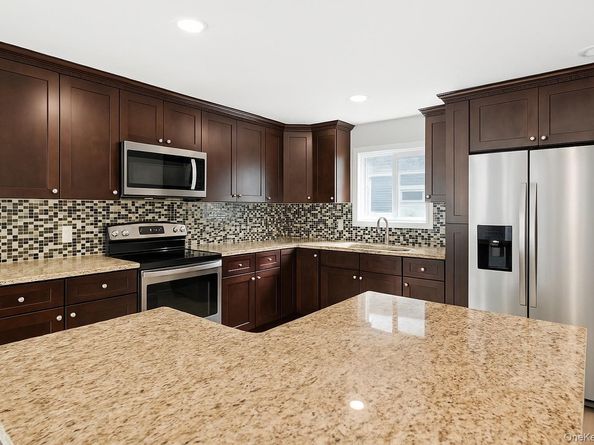 28 Ozark Street, Ronkonkoma NY 11779