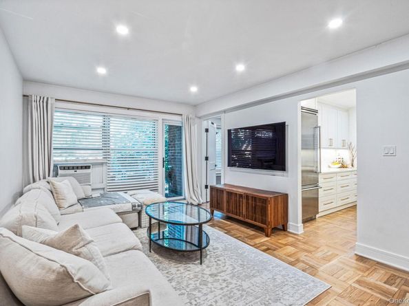 40 Schenck Avenue 1L, Great Neck NY 11021