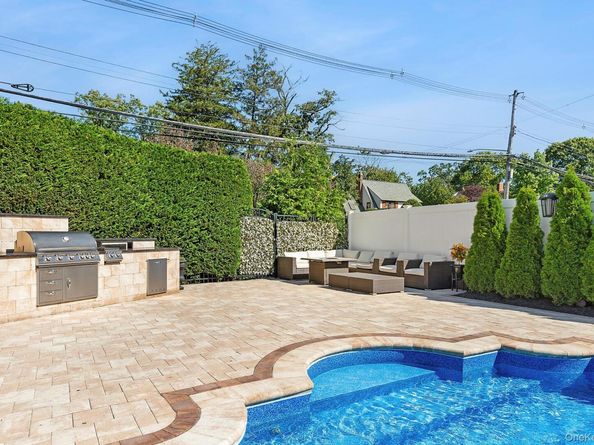 82 Lakeview Avenue, Rockville Centre NY 11570