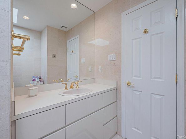 2994 Lonni Lane, Merrick NY 11566