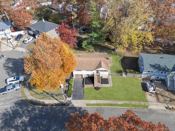 15 Santam Court, Bay Shore NY 11706