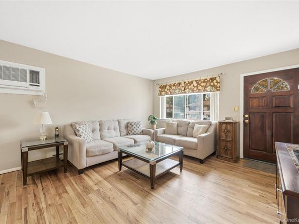 15 Santam Court, Bay Shore NY 11706