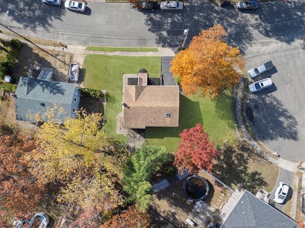 15 Santam Court, Bay Shore NY 11706