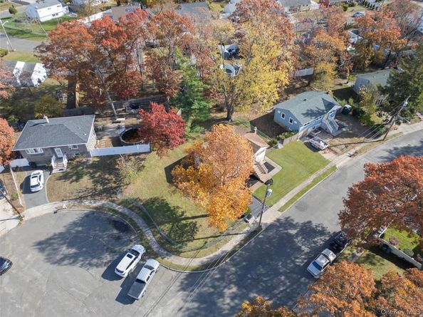 15 Santam Court, Bay Shore NY 11706